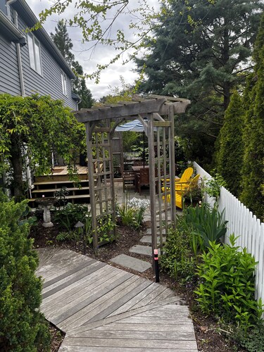 Secret Garden Oasis in the heart of Ptown