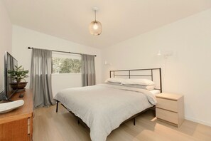 3 habitaciones, escritorio y tabla de planchar con plancha