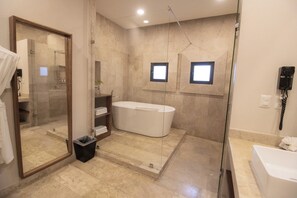 Een douche,  milieuvriendelijk toiletgerief, een haardroger, handdoeken