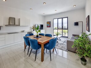 Signature Penthouse | Living area | 43-inch TV with cable channels - Hotel Puerto Valdes (San Juan)