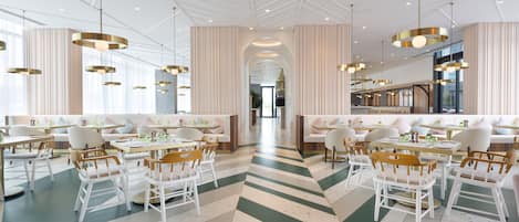 2 restaurantes, se sirve desayuno