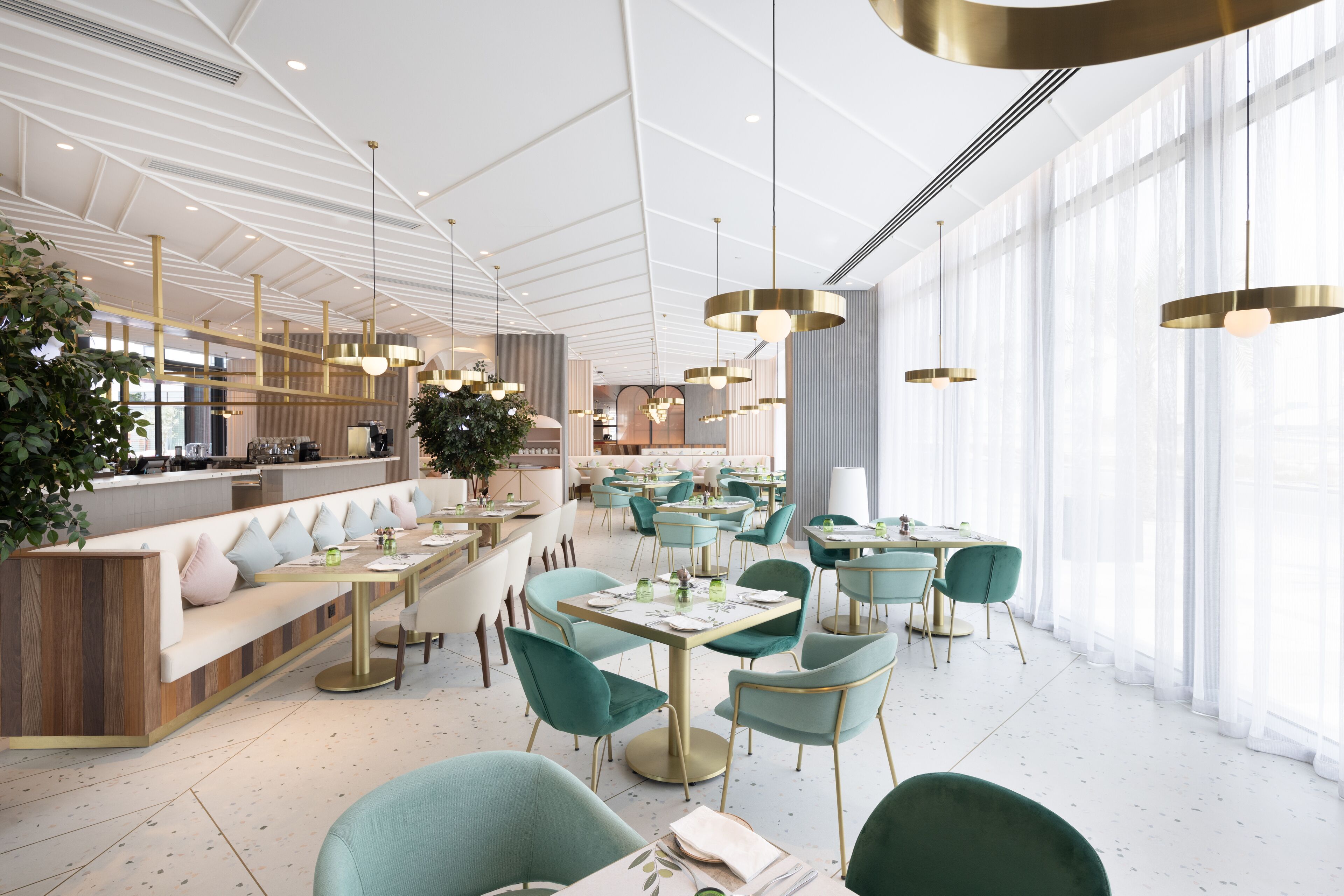 2 restaurants, breakfast served