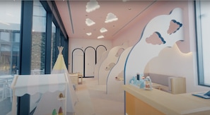 Zona de juegos infantil cubierta