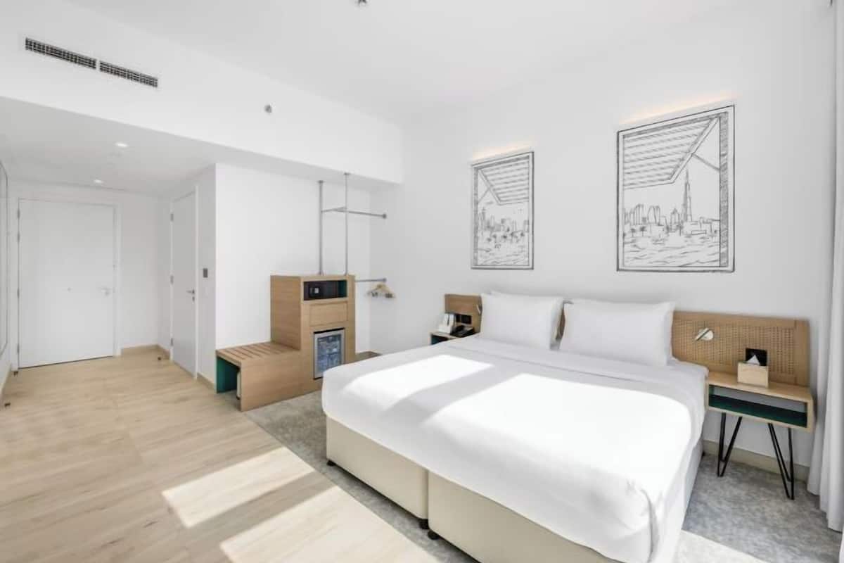 Ropa de cama hipoalergénica, caja fuerte, sistema de insonorización