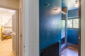 4 bedrooms, desk, iron/ironing board, free WiFi