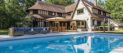 Een buitenzwembad en een verwarmd zwembad