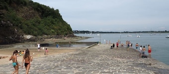 La Guest House: Breton house near the banks of the Rance, St Malo, Dinard
