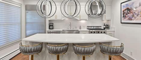 Geladeira, micro-ondas, fogão, cooktop