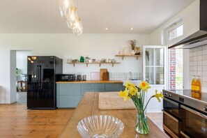 Fridge, microwave, oven, stovetop - Grandes Familles Bienvenues : Maison de Vacances & Weekend au Calme, 18personnes (Bailleul-la-Vallée)