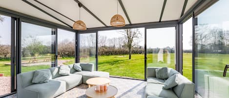 Smart TV, chimenea y oficina