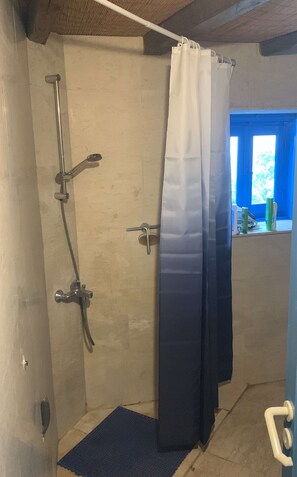 Douche, séchoir à cheveux, serviettes fournies, savon