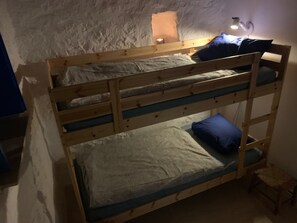 3 chambres, bureau, fer et planche à repasser, lit parapluie