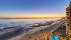 Un hôtel situé en bord de mer, doté d’une piscine, d’un accès direct à la plage et offrant une vue sur l’océan.