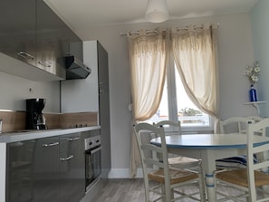 Een koelkast, een magnetron, een oven, een kookplaat