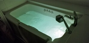 Duschwanne, Whirlpool, Haartrockner, Handtücher