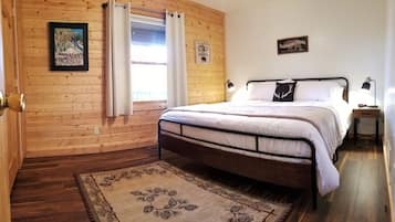 3 bedrooms, desk, iron/ironing board, travel crib