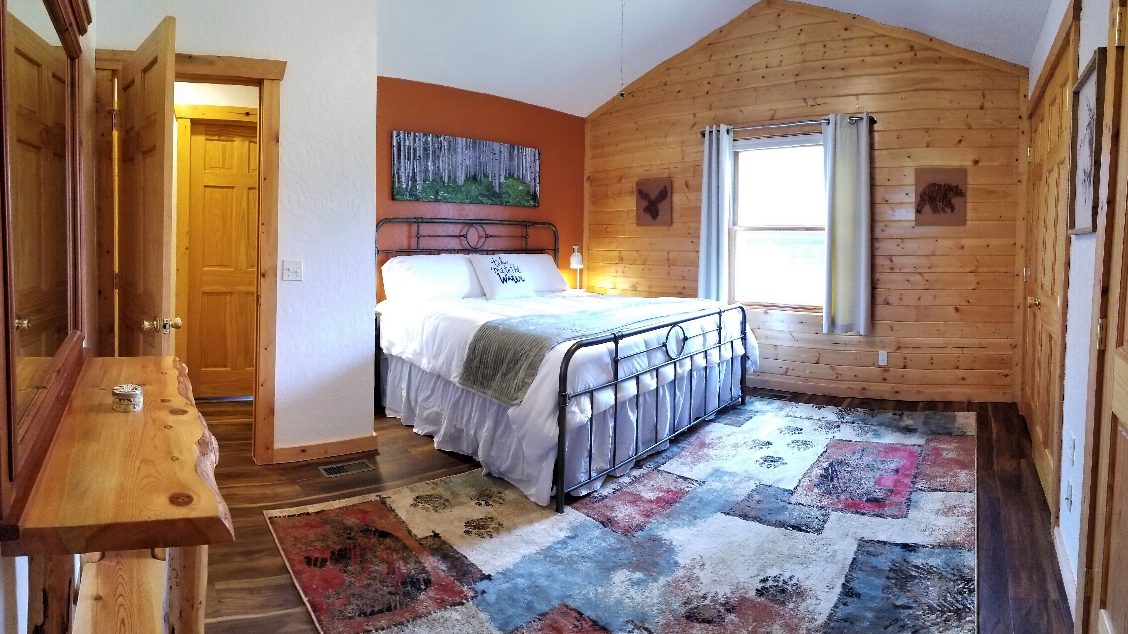 3 bedrooms, desk, iron/ironing board, travel cot