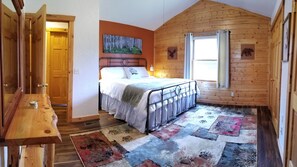 3 habitaciones, escritorio y tabla de planchar con plancha