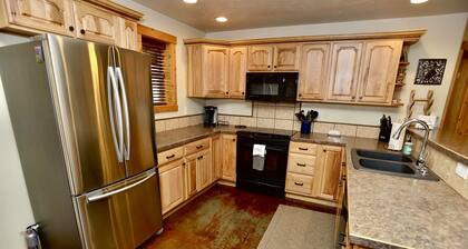 Sweet Dreams Retreat - Pet friendly home near Golf Course and Ponderosa Park w/ Wifi & garage