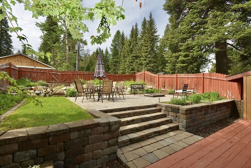 Sweet Dreams Retreat - Pet friendly home near Golf Course and Ponderosa Park w/ Wifi & garage