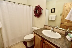 Combined shower/bathtub, hair dryer, towels