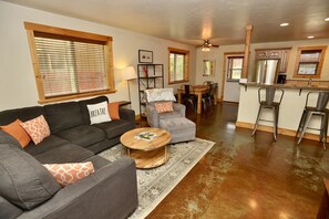 Televisión, chimenea y reproductor de DVD 