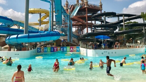 Un parque acuático con múltiples toboganes y una zona de piscina.