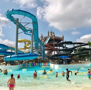 Un parc aquatique doté de plusieurs toboggans et d’un espace piscine.