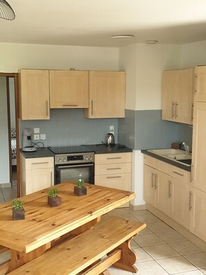 Réfrigérateur, micro-ondes, four, cafetière/bouilloire