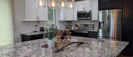 Mikrowelle, Geschirrspüler, Wasserkocher mit Kaffee-/Teezubehör