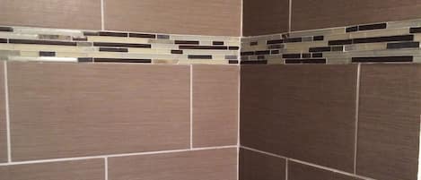 Ensemble baignoire-douche, serviettes fournies, savon
