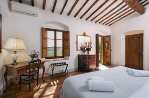 6 bedrooms, travel cot, WiFi, bed sheets