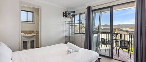 3 bedrooms, iron/ironing board, bed sheets