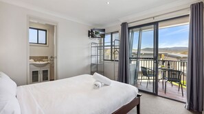3 bedrooms, iron/ironing board, bed sheets