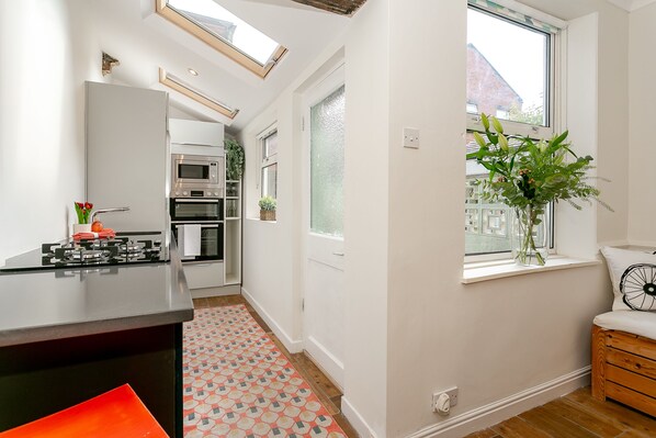 ثلاجة، ميكروويف، فرن، موقد طهي مسطح