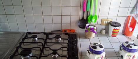 Frigorifero, forno, piano cottura, pentole/stoviglie/utensili