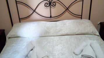 2 bedrooms, iron/ironing board, bed sheets