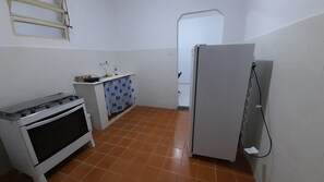 Geladeira, cooktop, cafeteira/chaleira