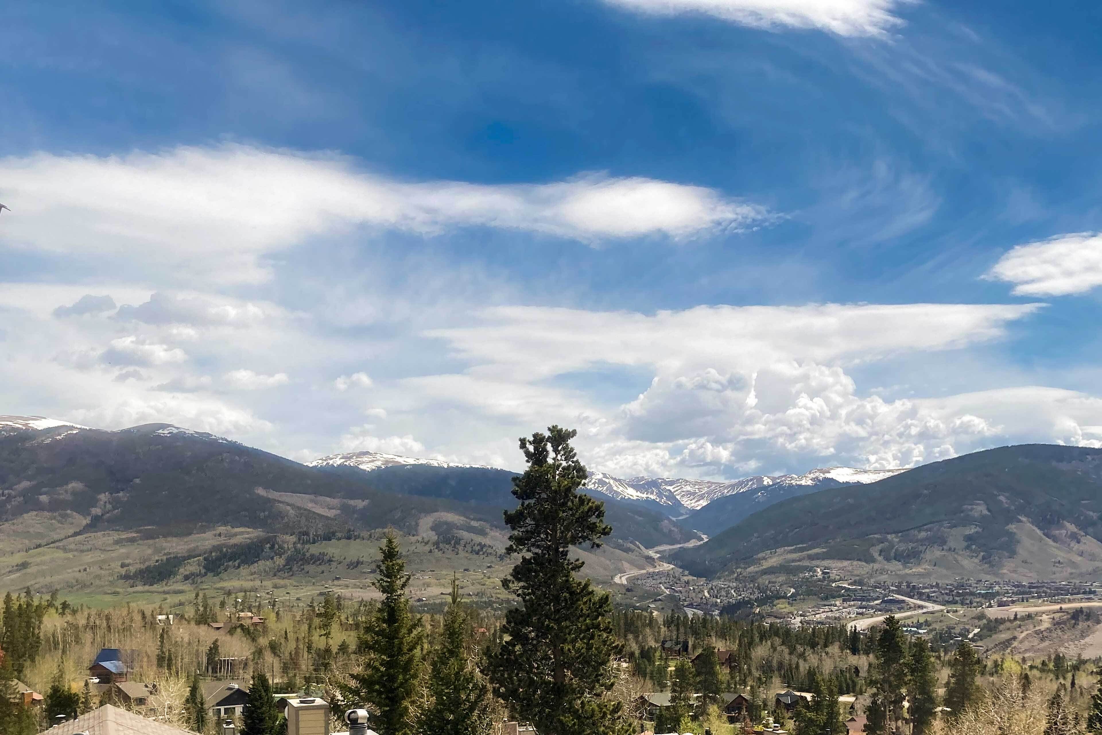 Silverthorne Escape w/ Deck & Mountain View!