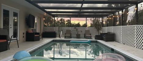 Alberca al aire libre y alberca climatizada