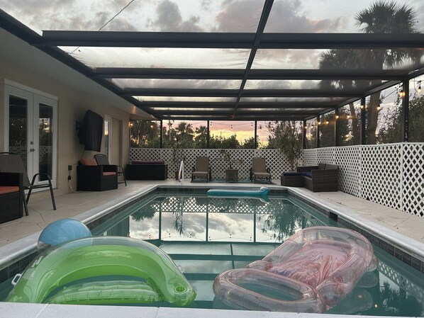 Una piscina al aire libre, una piscina climatizada