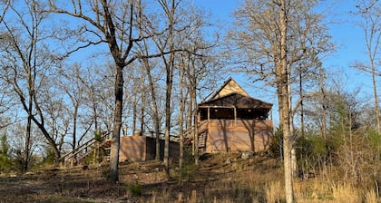 Hilltop Hideaway -1500+ sq/ft home - views of private lake on 42 beautiful acres