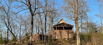 Hilltop Hideaway -1500+ sq/ft home - views of private lake on 42 beautiful acres