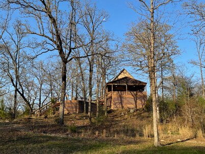 Hilltop Hideaway -1500+ sq/ft home - views of private lake on 42 beautiful acres