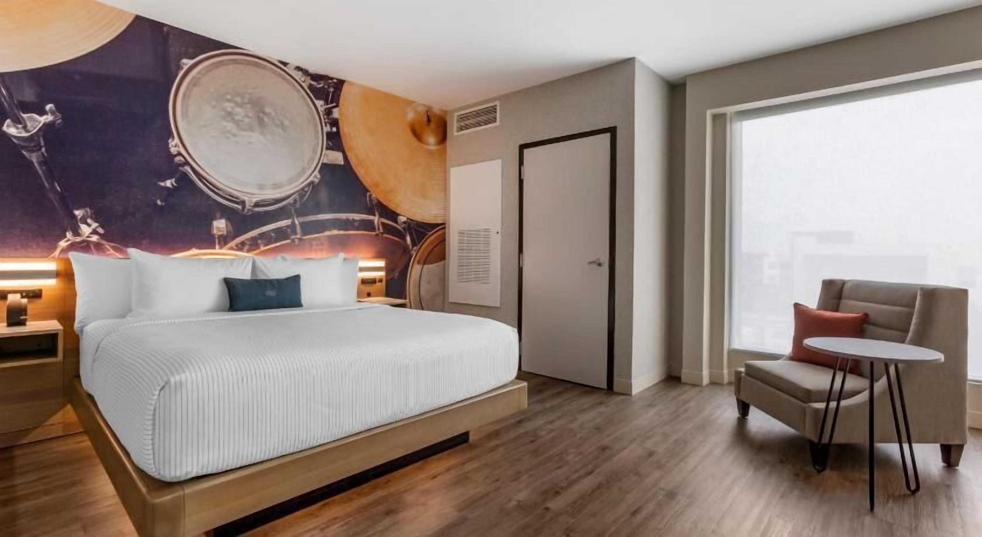 Ropa de cama de alta calidad y caja de seguridad en la habitación 