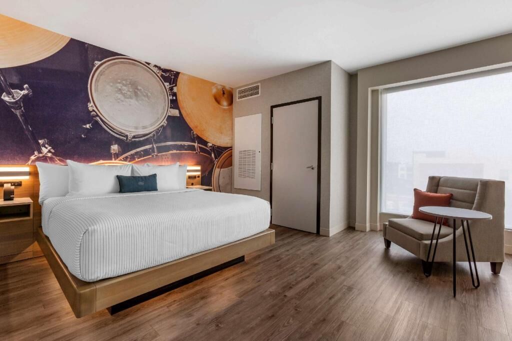 Ropa de cama de alta calidad y caja de seguridad en la habitación 