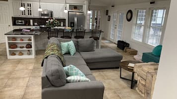 Smart TV, fireplace, stereo