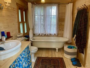 Kombination af bruser/badekar, hårtørrer, håndklæder, Sæbe