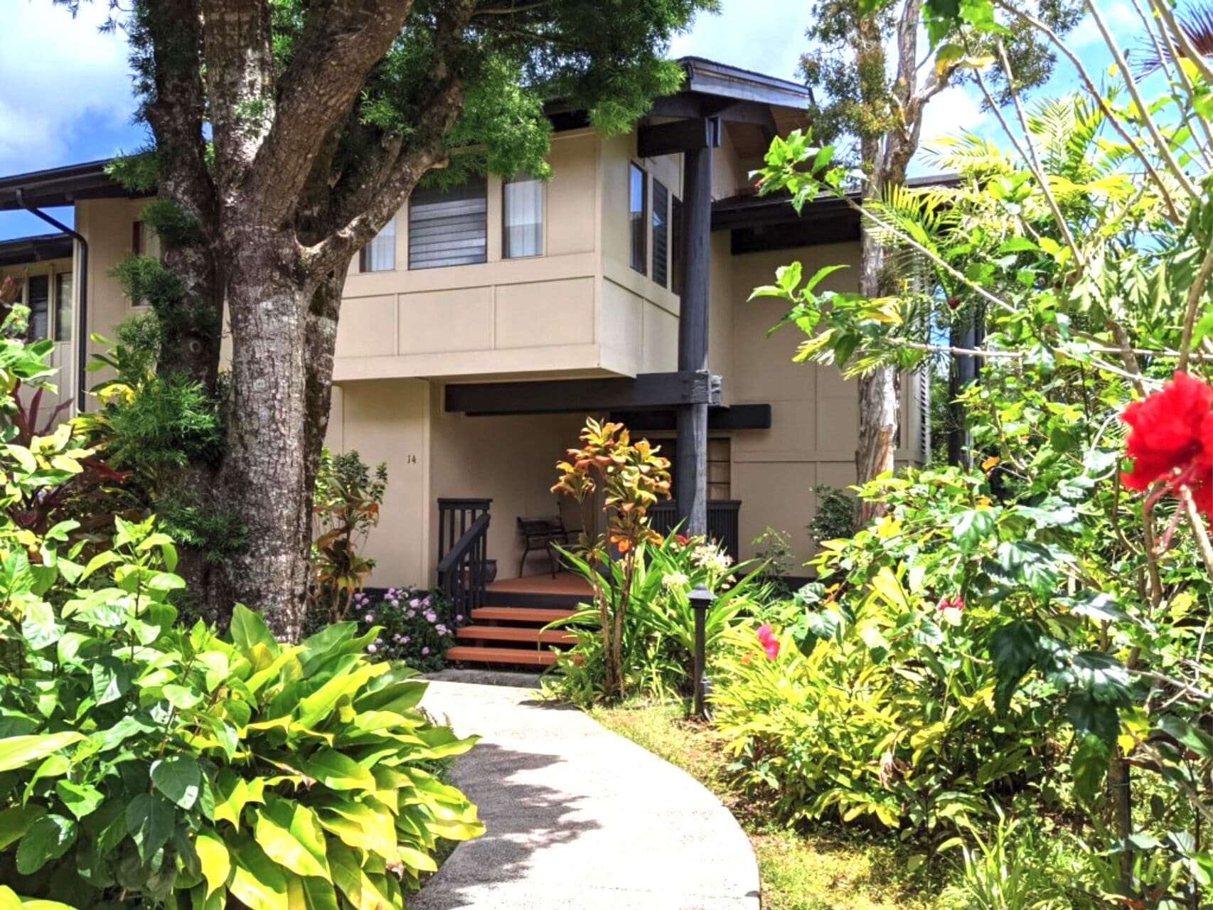 20% OFF Summer Special! sleeps 6 - nice pool close to all North Shore beaches