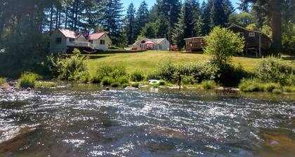 Vintage River Cabin on the Siuslaw River